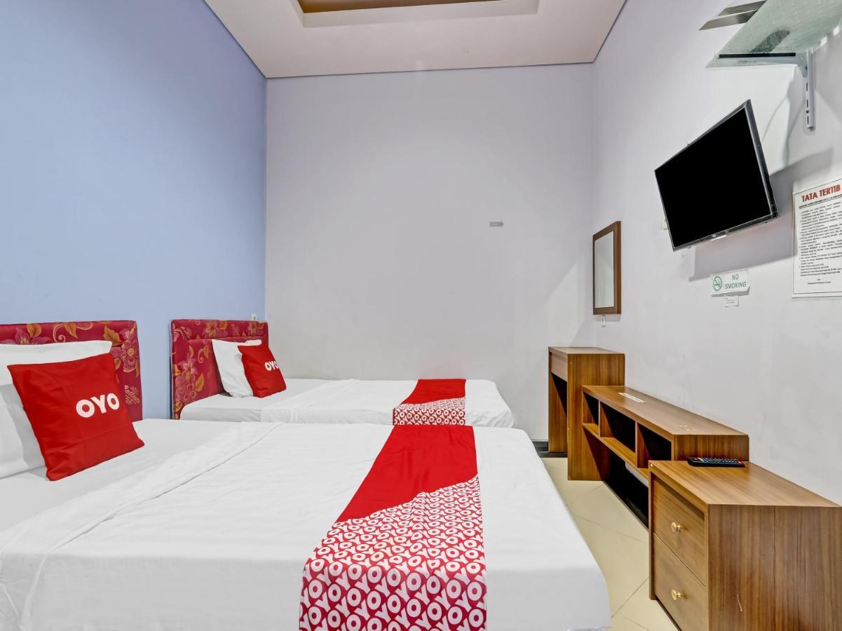Oyo 90553 Arteri Guest House Semarang Exterior photo