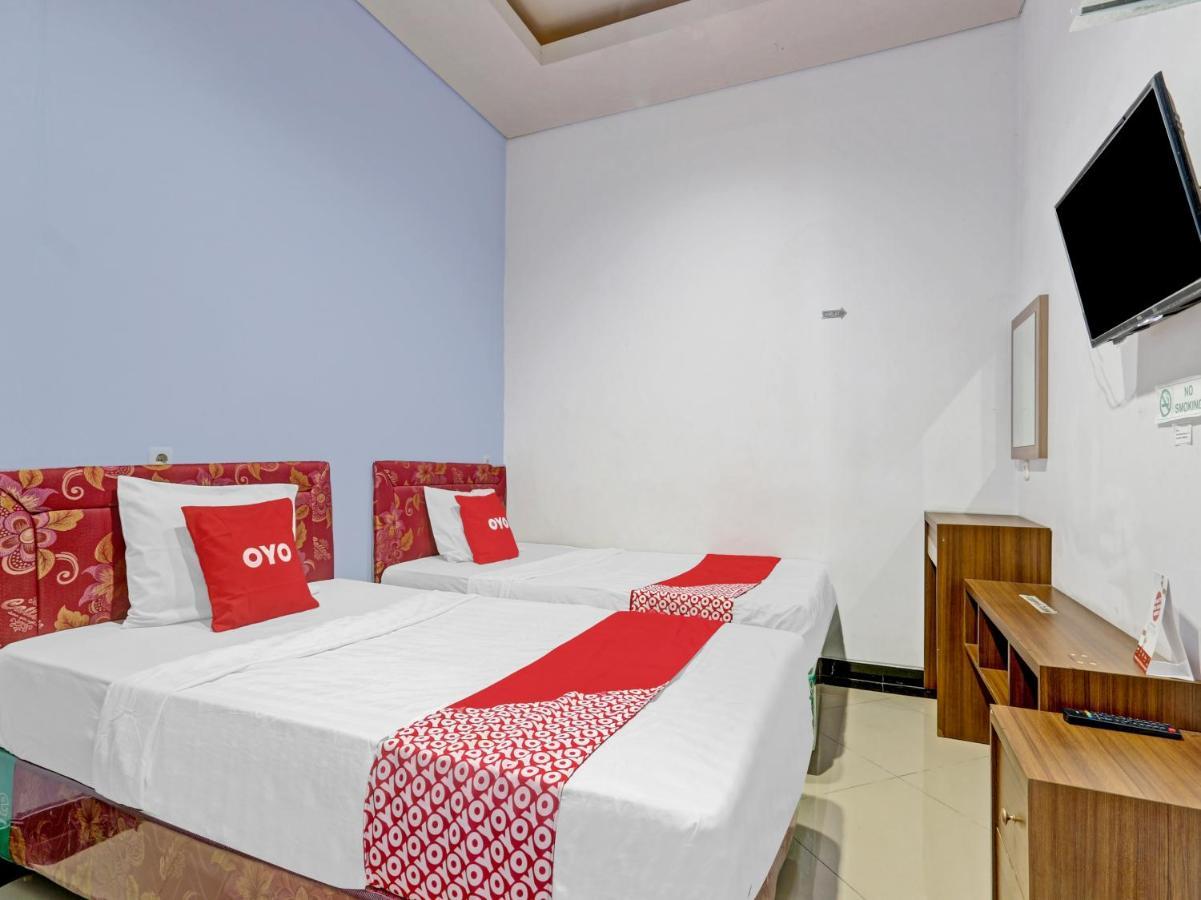 Oyo 90553 Arteri Guest House Semarang Exterior photo